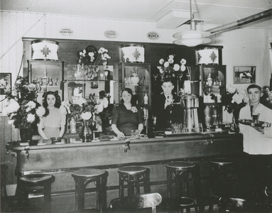 875347 Interieur van het vernieuwde café 'De Sportvriend' van Coen Lauffer (Willemstraat 10) in Wijk C te Utrecht, met ...